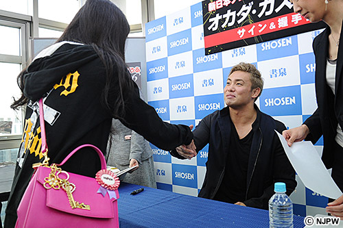 オカダが「新日本プロレスぴあ2016」の発売記念イベントを開催!! 気に