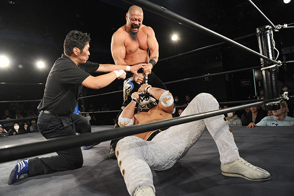 デスペラードが鈴木軍“追放”危機一髪！外道がTAKAから電撃勝利！バトル