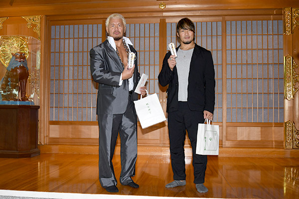 新日本プロレスの新しい選手バスがお披露目!! 棚橋弘至、真壁刀
