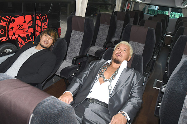 新日本プロレスの新しい選手バスがお披露目!! 棚橋弘至、真壁刀