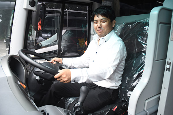 新日本プロレスの新しい選手バスがお披露目!! 棚橋弘至、真壁刀