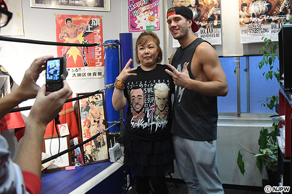 ウィル・オスプレイ選手が闘魂SHOPで初イベントを開催!! 大盛況で早く