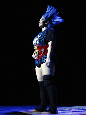 1.8ブル中野引退興行で永田裕志が花束を贈呈!! タイガー服部も