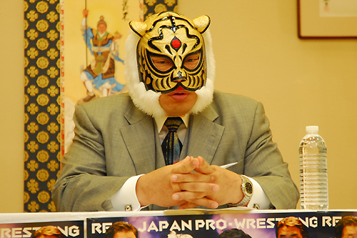 4代目タイガーマスクが師匠・初代タイガーマスクの前で勝利し「今の新日本プロレスだってヌルい試合はしていない！」 | バトル・ニュース