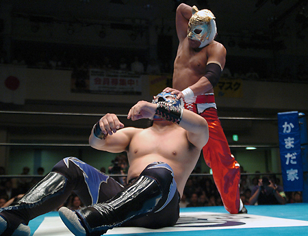 佐山イズム”継承の一戦は、タイガーがシャークを完封!! 試合後は