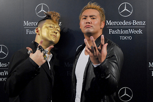 GUT'S DYNAMITE CABARETS』の新作ファッションショーに、棚橋、オカダ