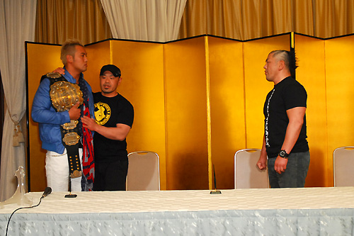 オカダ　棚橋　Tシャツ　2013 IWGP オカダ 棚橋 Tシャツ 2013 IWGP （新日本10.13両国大会 棚橋が1